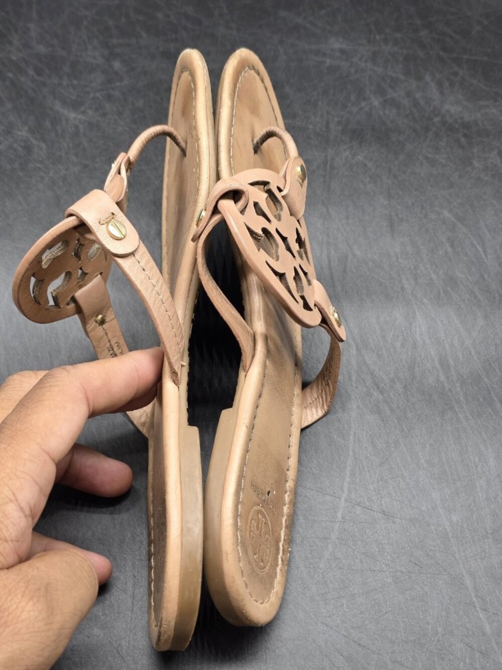 Tory Burch Sandals Womens Size 9 40 Miller Beige Logo Thong Damage Stains Shoes - Picture 8 of 10
